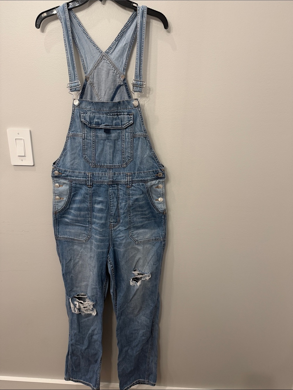 American Eagle Outfitters Light Blue Denim 90’s Boyfriend Overalls